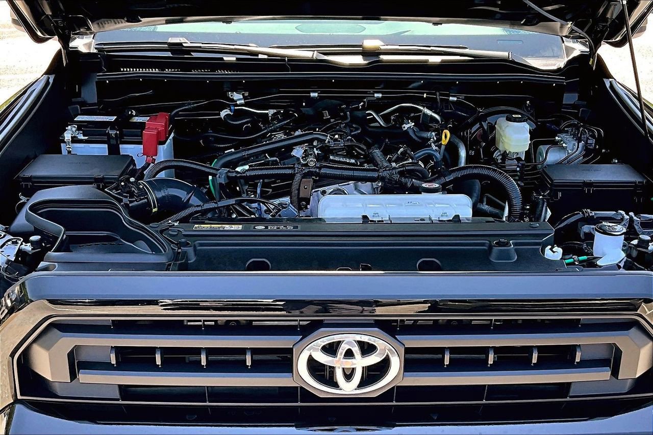 Used 2025 Toyota 4Runner SR5 AWD/4WD image 29