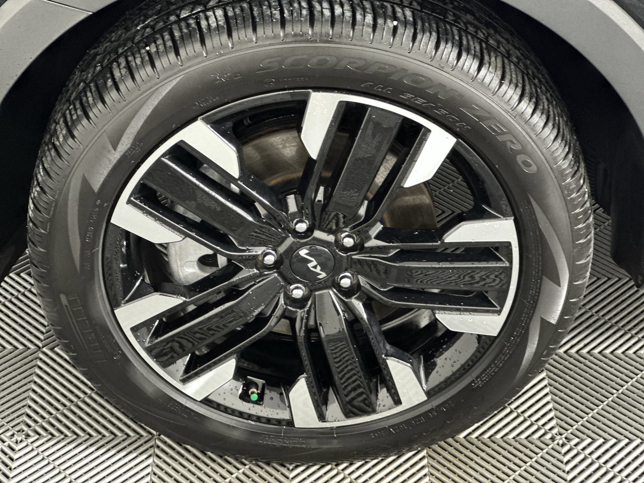 Certified 2025 Kia Telluride SX w/ SX Captain's Chair Package FWD image 2