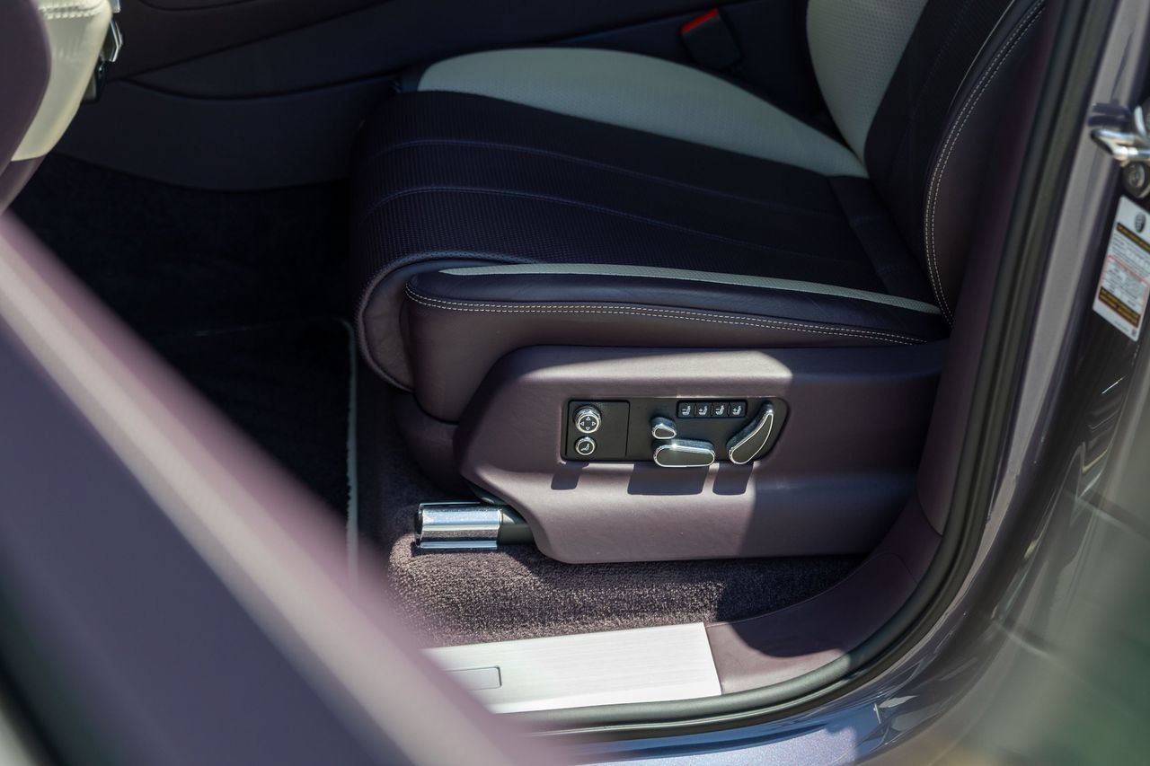 Certified 2023 Bentley Bentayga AWD/4WD image 24
