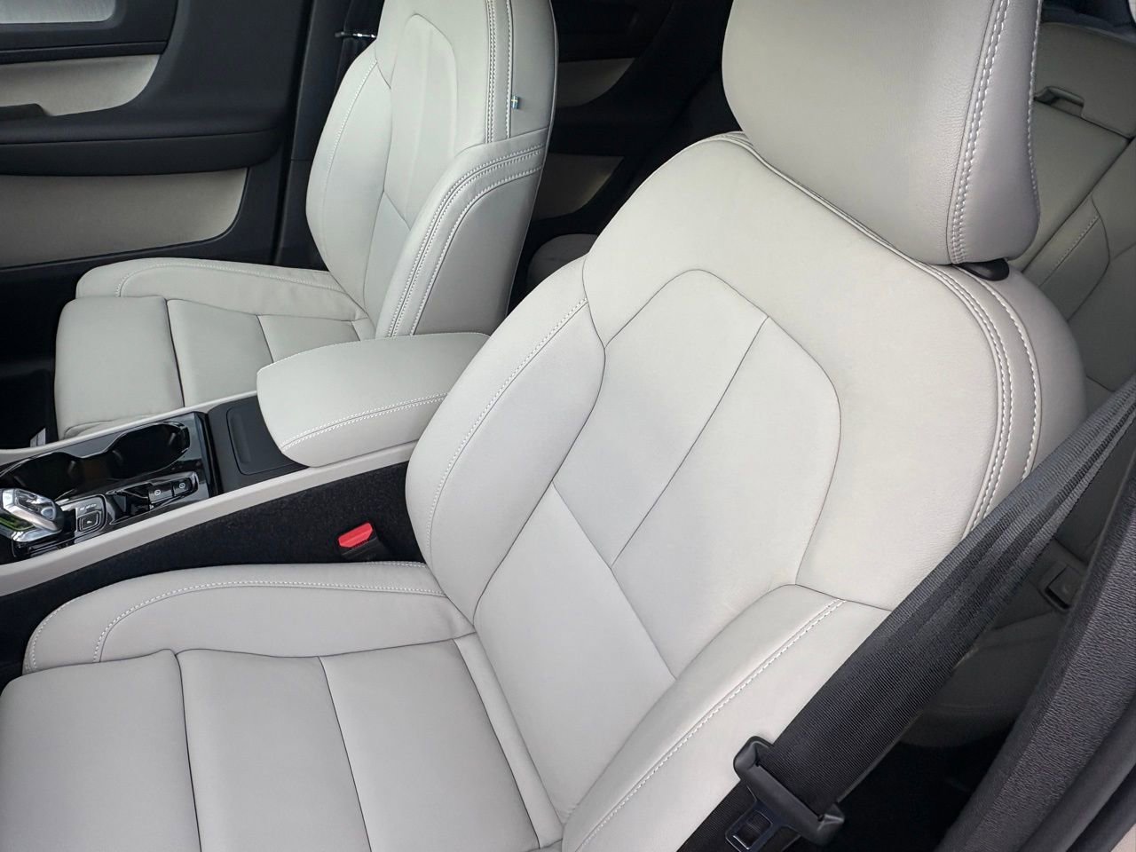 New 2026 Volvo XC40 B5 Plus w/ Protection Package Premier AWD/4WD image 19