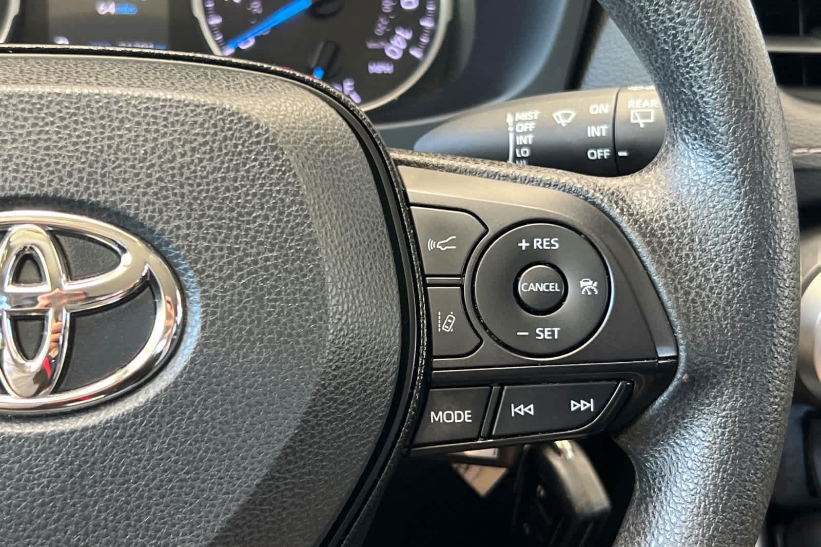 Used 2021 Toyota RAV4 LE AWD/4WD image 26
