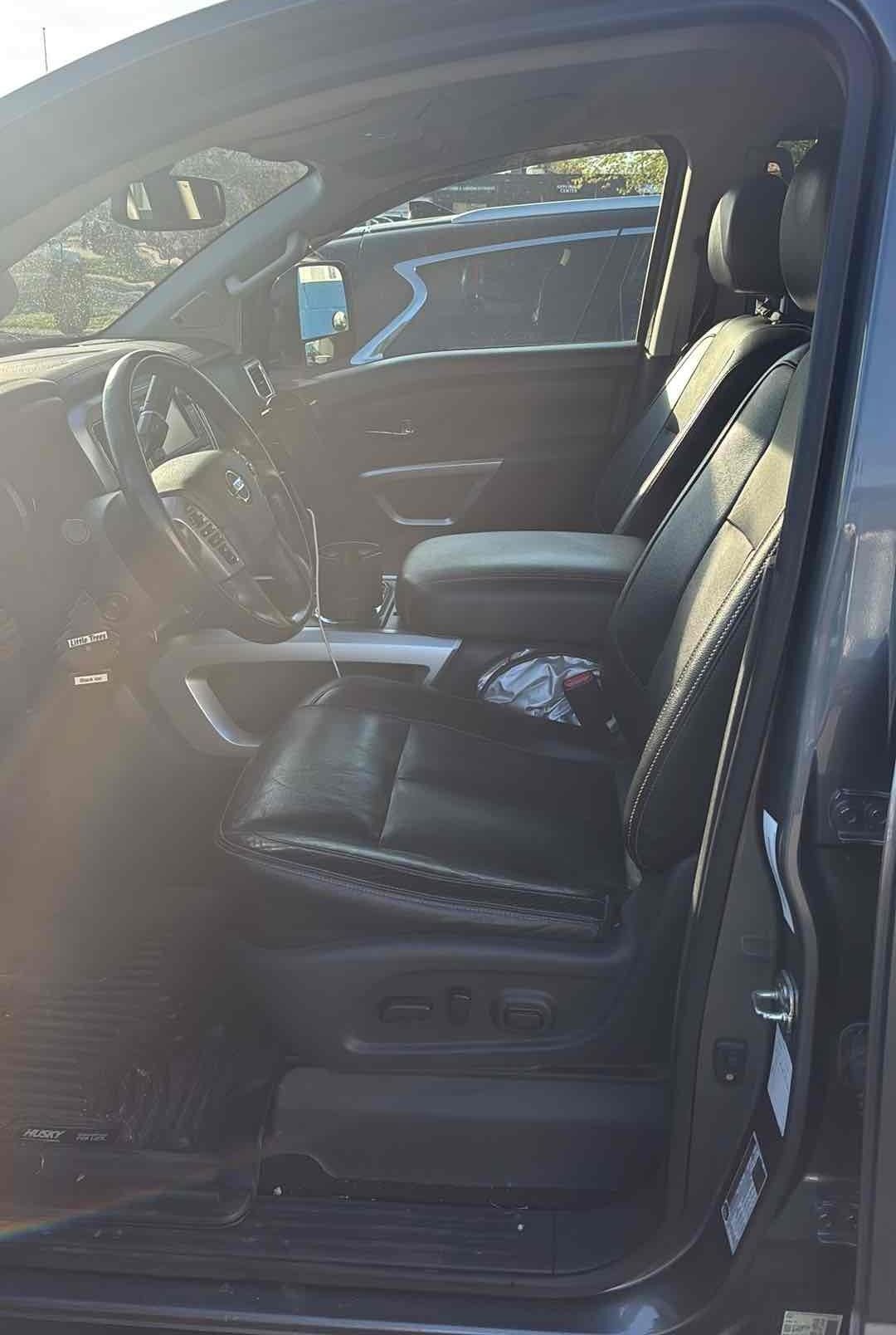Used 2017 Nissan Titan SL image 2
