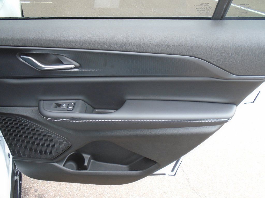 New 2025 Jeep Grand Cherokee L Laredo w/ Luxury Tech Group I AWD/4WD image 9