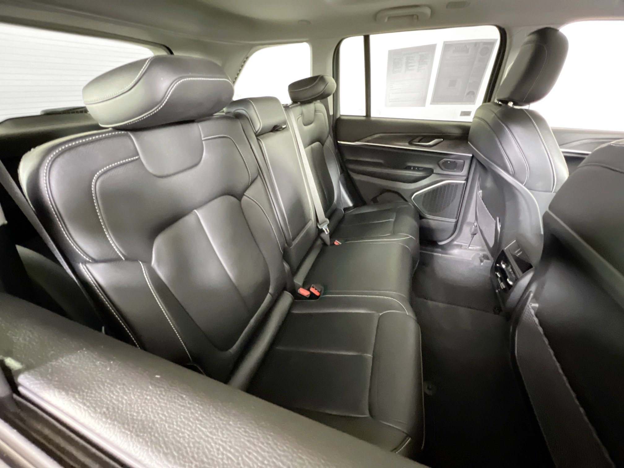 Used 2022 Jeep Grand Cherokee Limited image 25