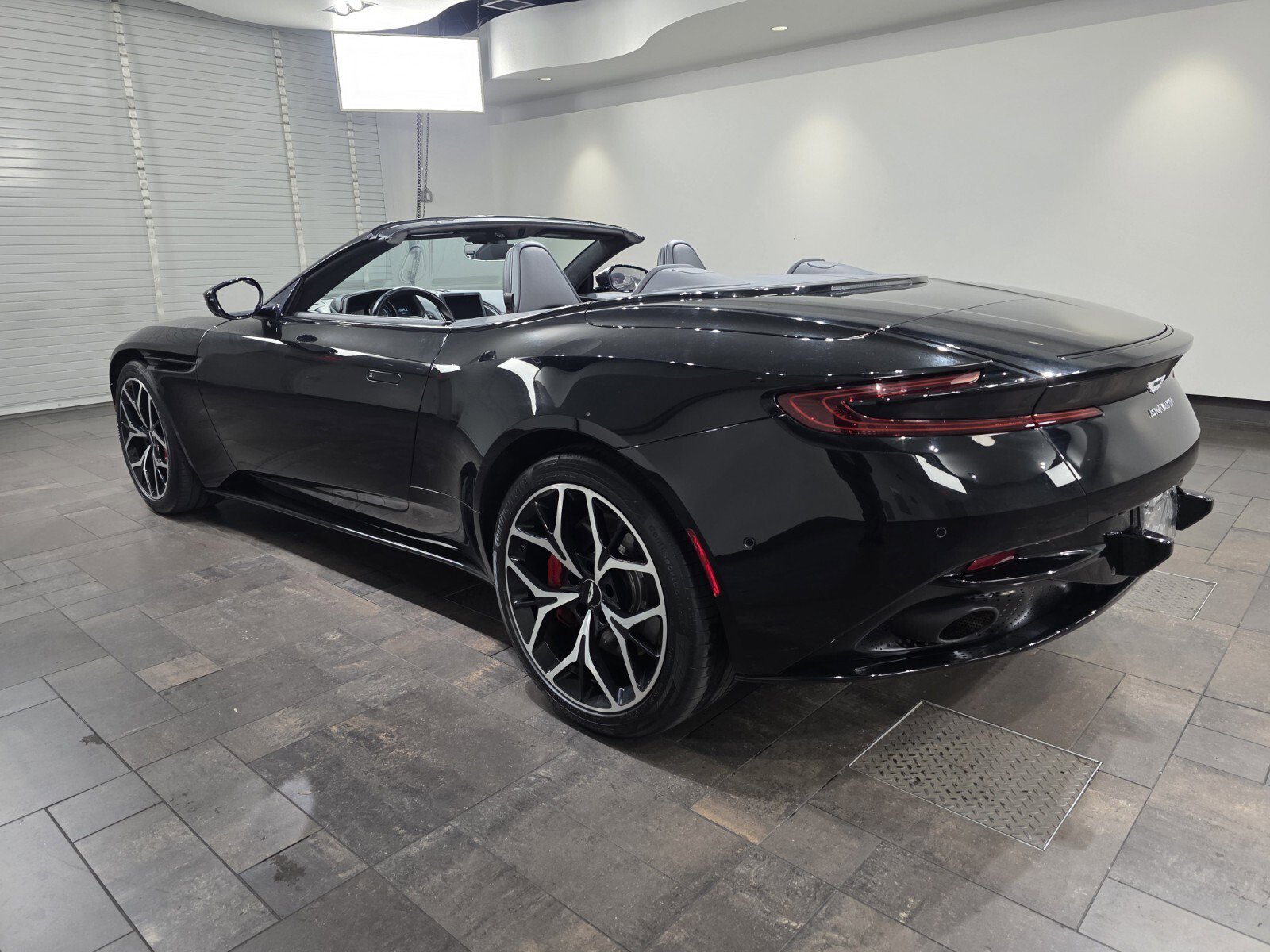 Used 2019 Aston Martin DB11 Volante image 2