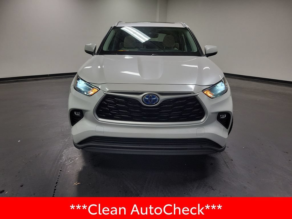 Used 2024 Toyota Highlander XLE AWD/4WD image 3