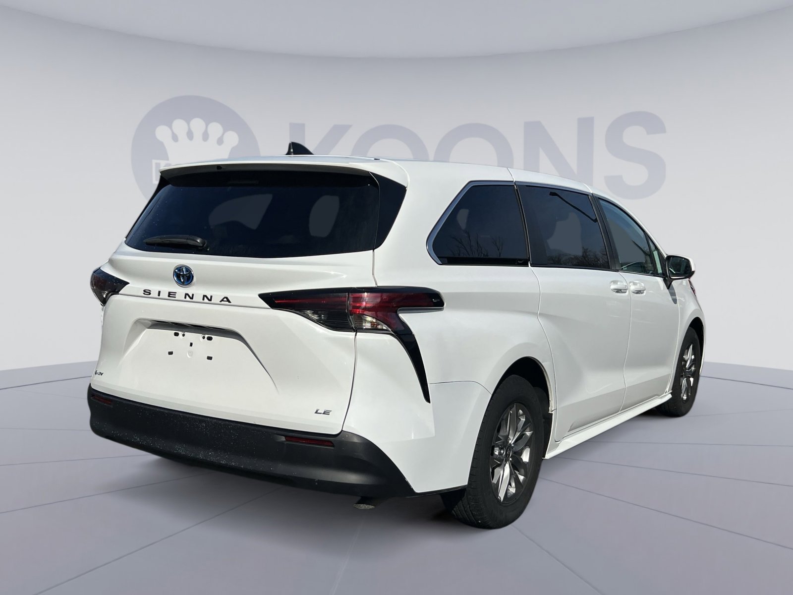 Used 2025 Toyota Sienna LE image 5