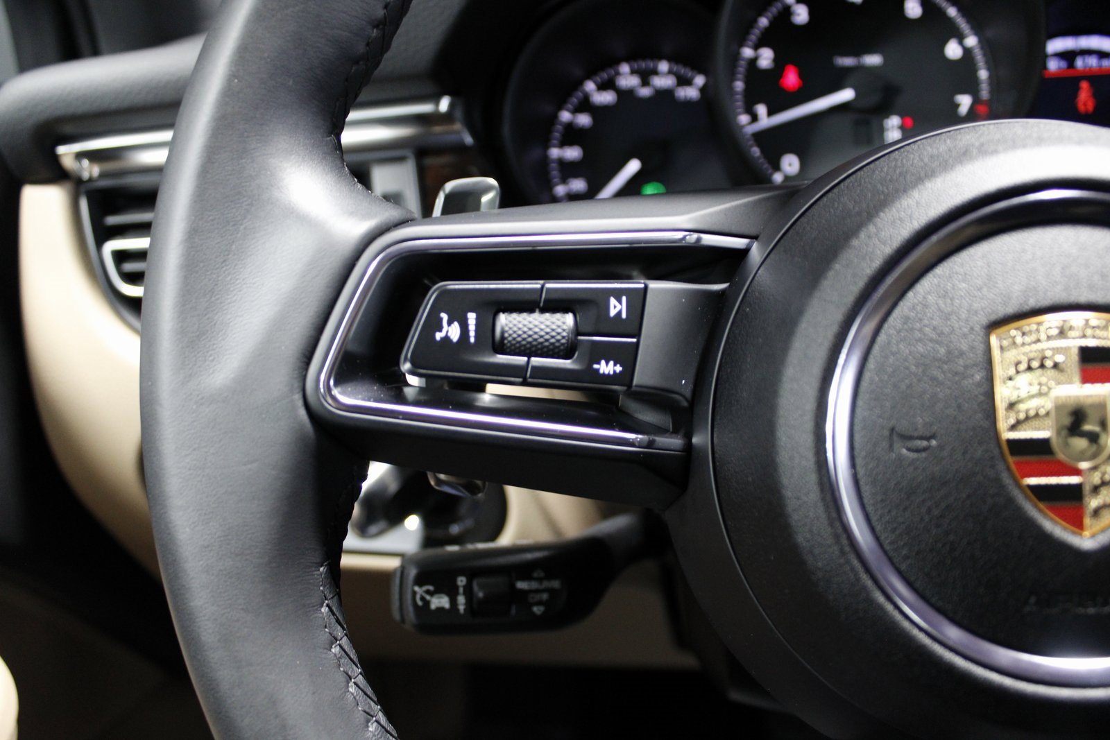 Certified 2025 Porsche Macan image 28