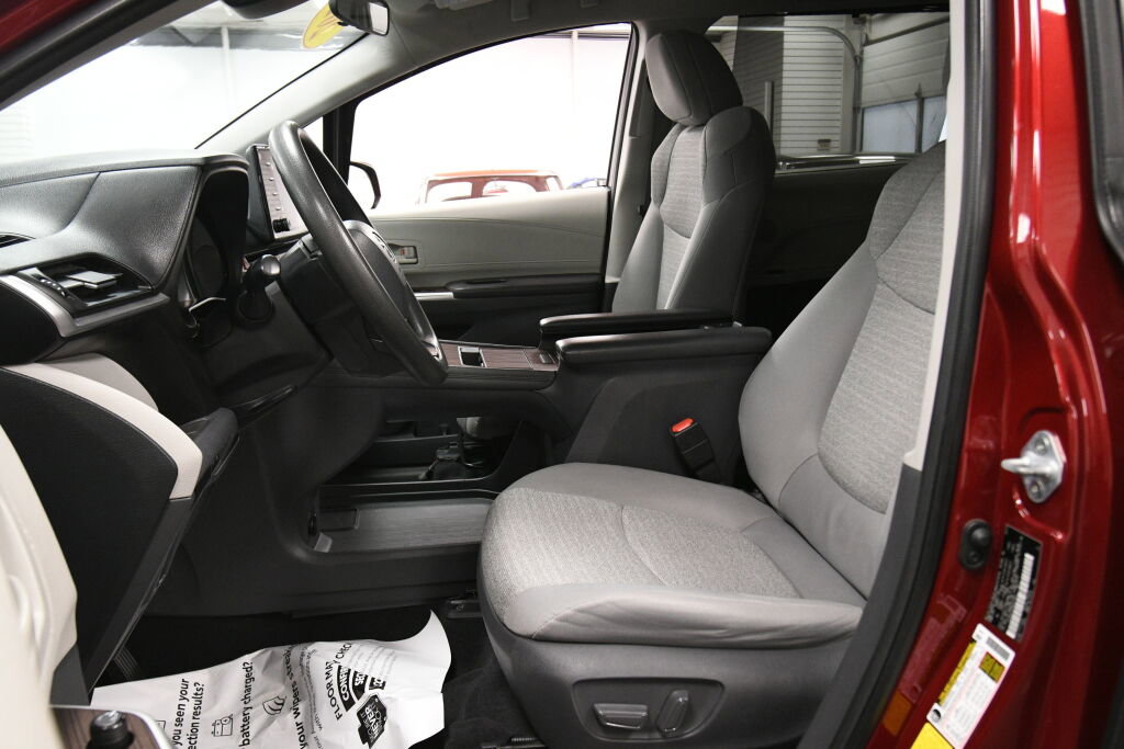 Used 2021 Toyota Sienna LE FWD image 9