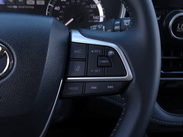 Used 2025 Toyota Highlander XLE image 36