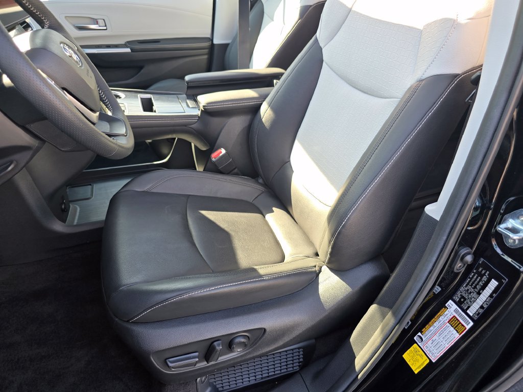 Used 2025 Toyota Sienna XSE AWD/4WD image 24