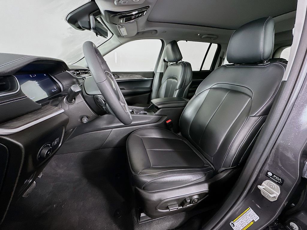 Used 2024 Jeep Grand Cherokee Limited w/ Luxury Tech Group II image 21