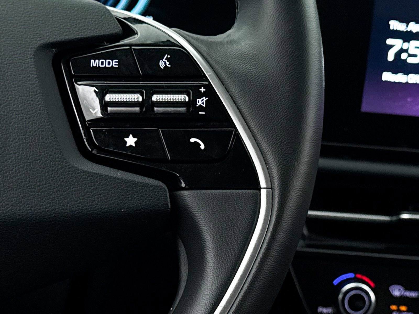 Certified 2025 Kia Niro EX image 36