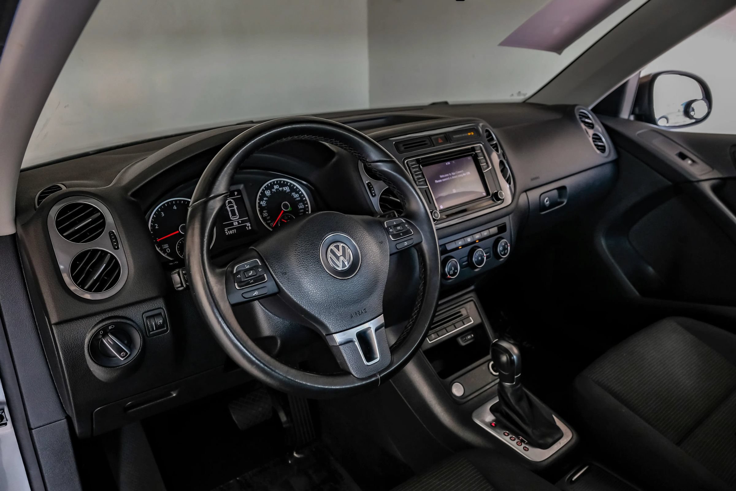 Used 2018 Volkswagen Tiguan Limited w/ Premium Package FWD image 2