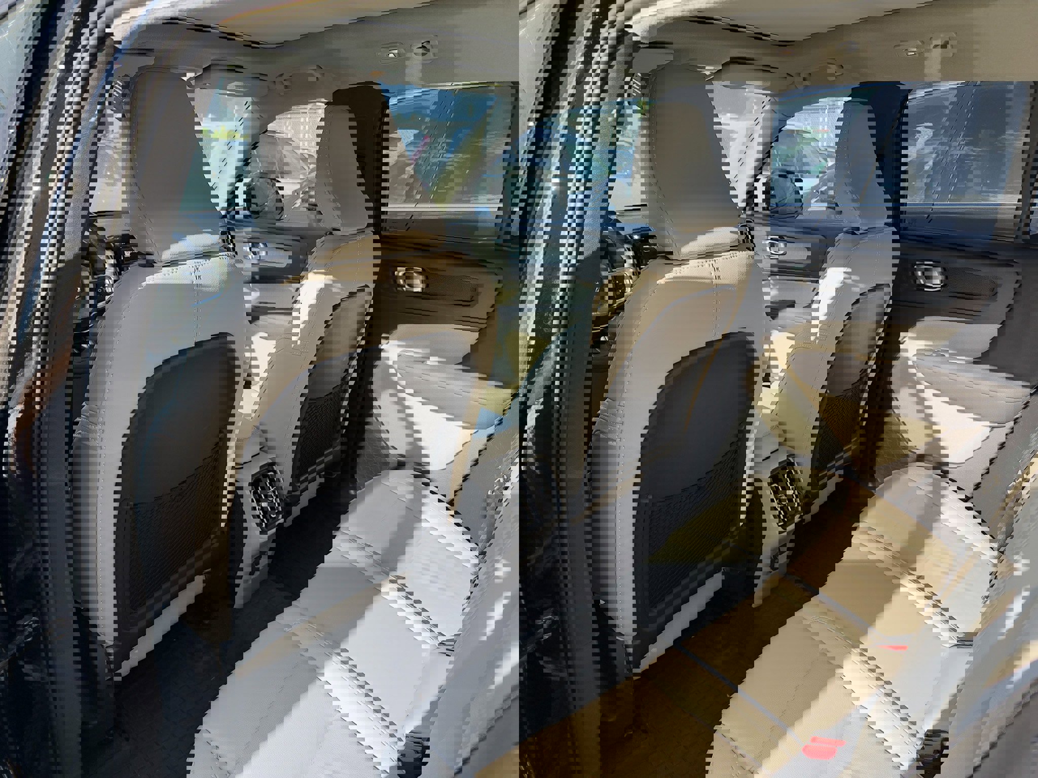 Certified 2023 Volvo XC40 B5 Plus w/ Climate Package image 28