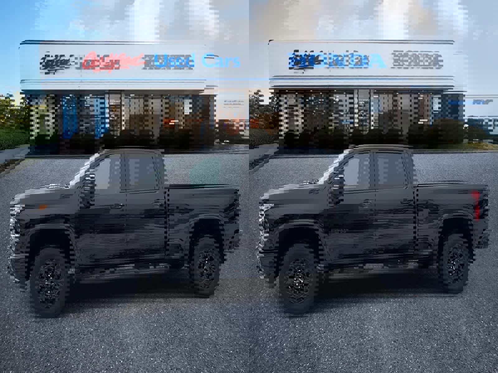 Used 2024 Chevrolet Silverado 2500 LTZ w/ LTZ Plus Package image 2