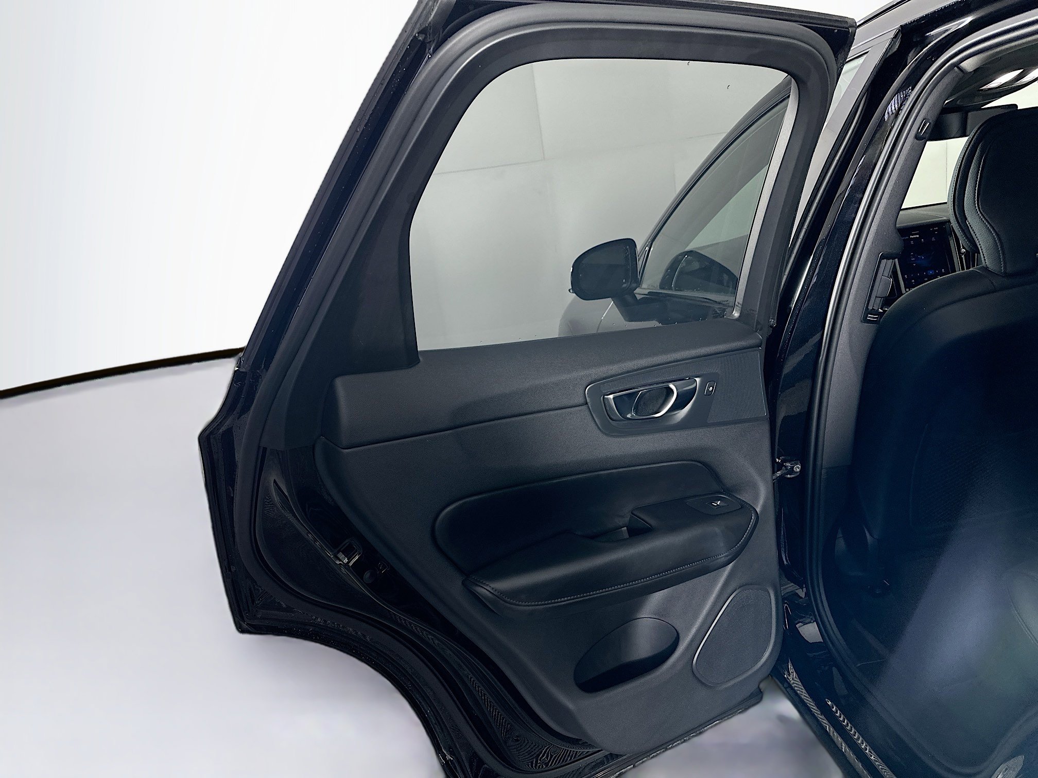 Used 2025 Volvo XC60 B5 Plus image 25