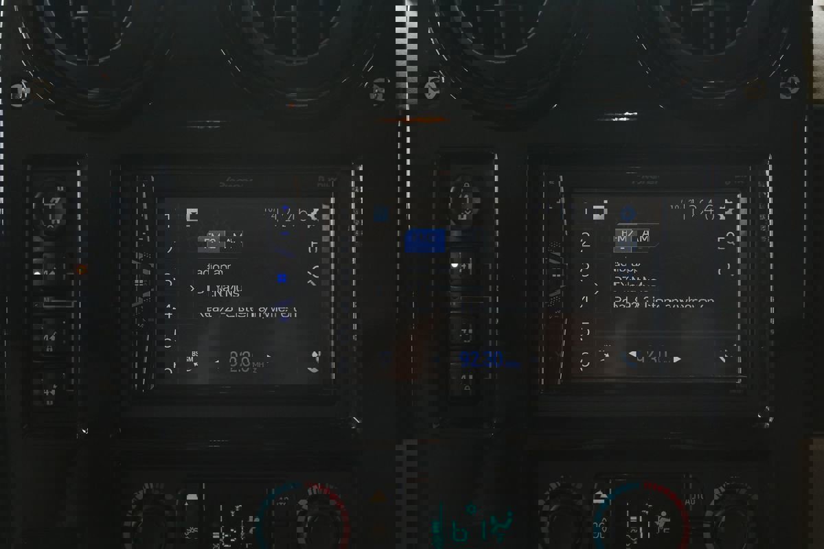 Used 2004 HUMMER H2 w/ Preferred Equipment Group image 18