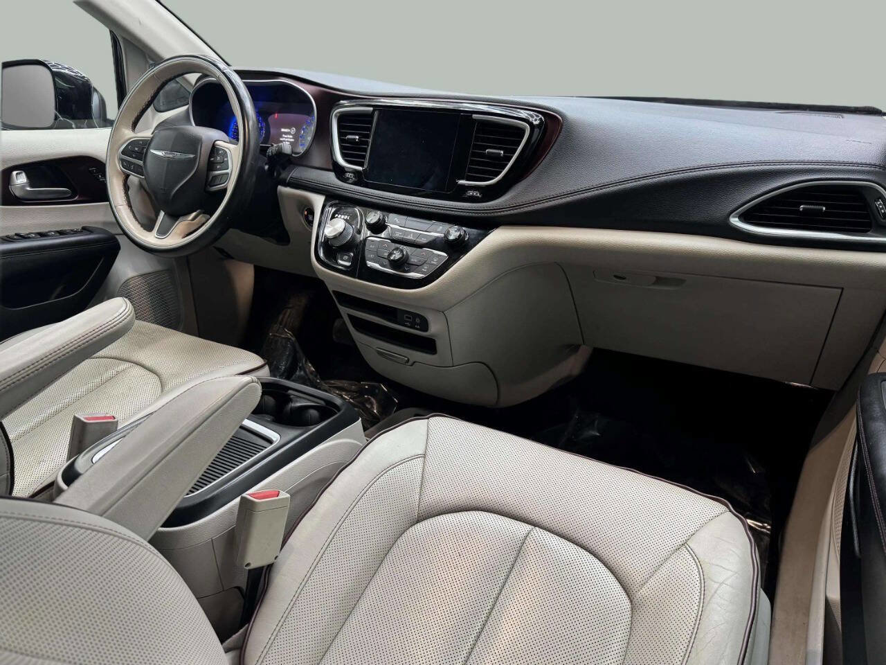 Used 2017 Chrysler Pacifica Limited FWD image 7