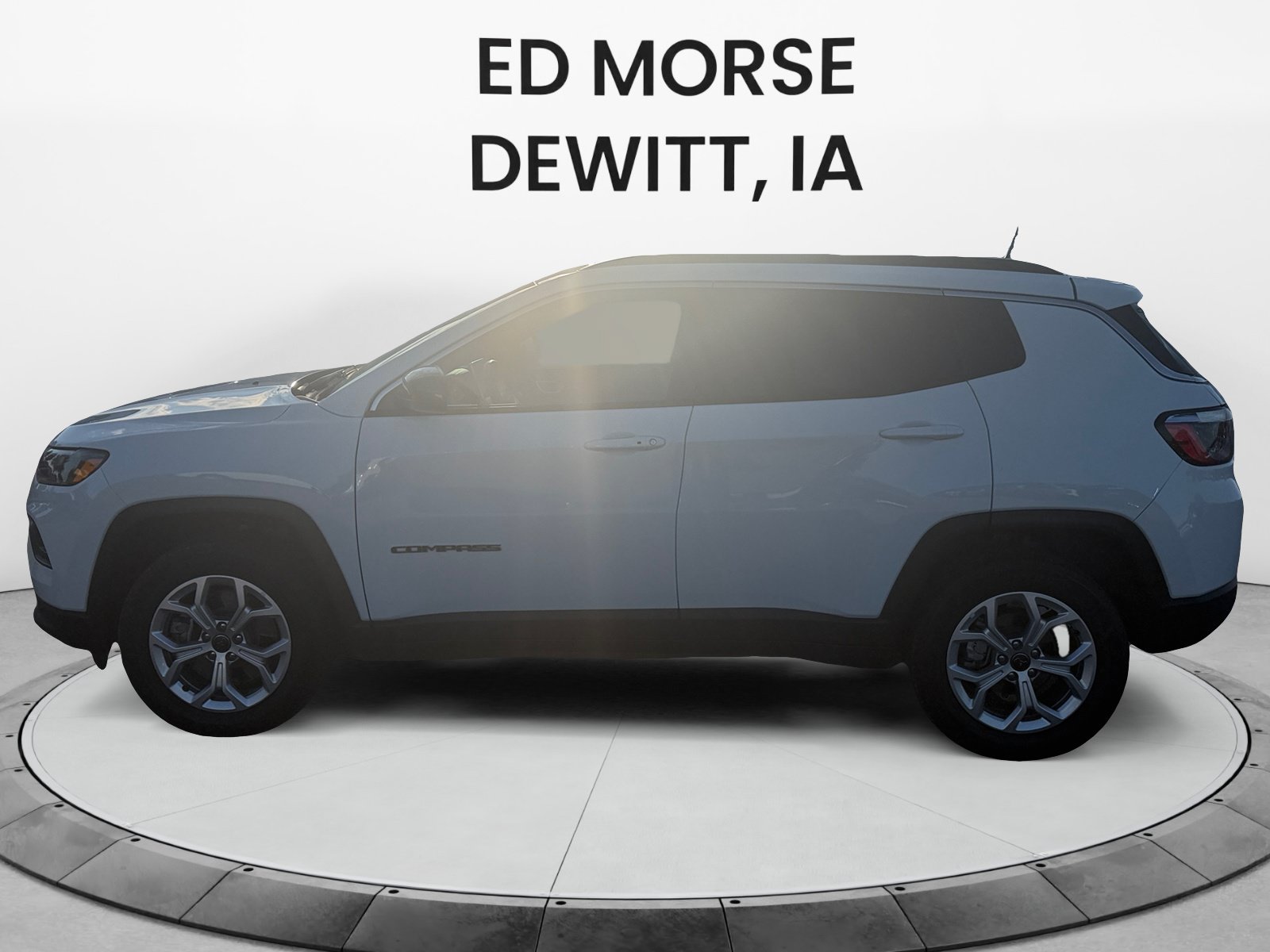 Used 2025 Jeep Compass Latitude w/ Sun & Sound Group AWD/4WD image 2