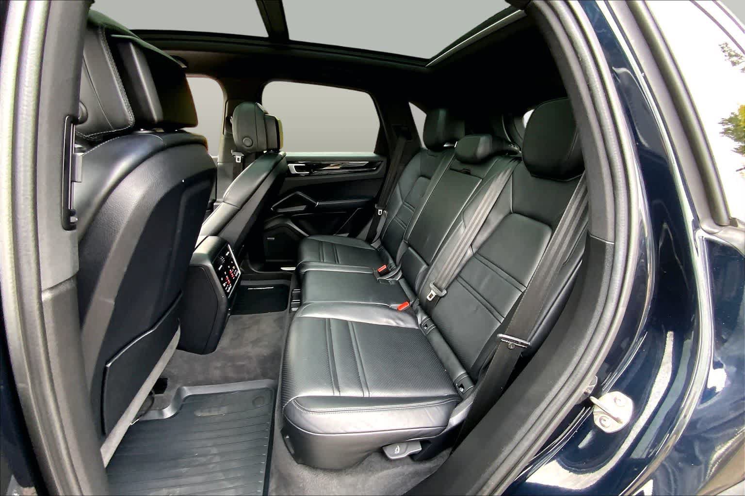 Used 2022 Porsche Cayenne AWD/4WD image 19