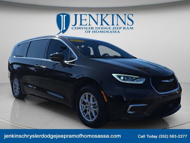 Used 2024 Chrysler Pacifica Touring-L image 1