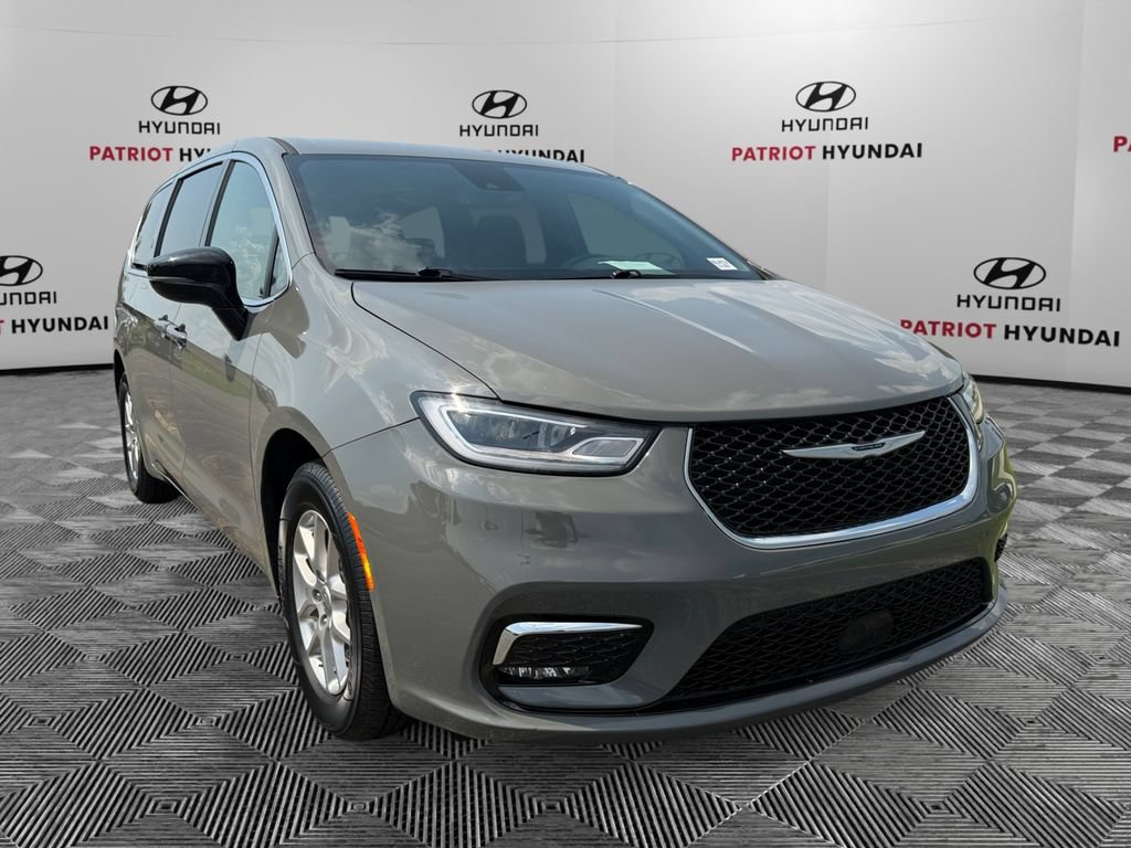 Used 2025 Chrysler Pacifica Select FWD 360° Tour