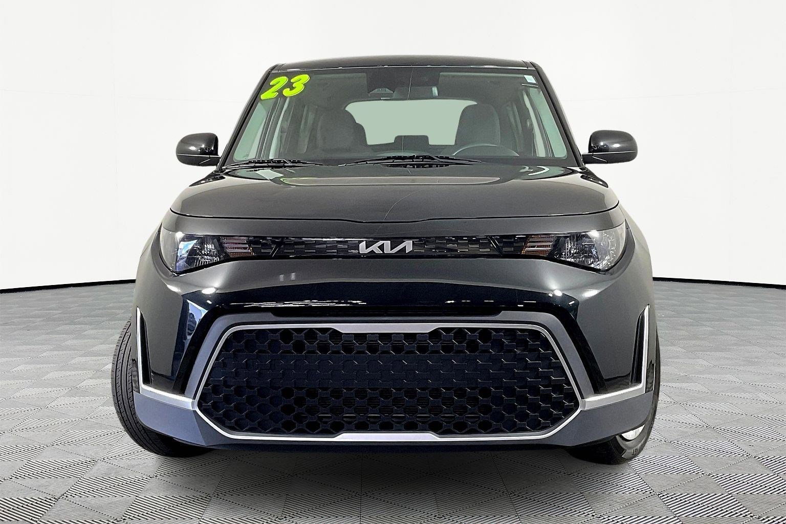 Used 2023 Kia Soul LX FWD image 2