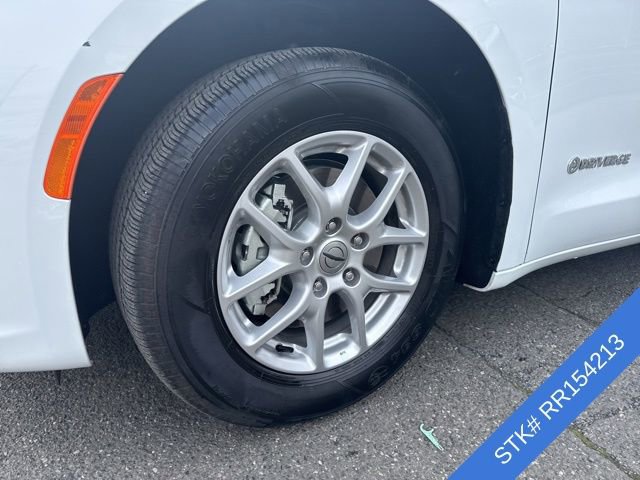 Used 2024 Chrysler Pacifica Touring image 4