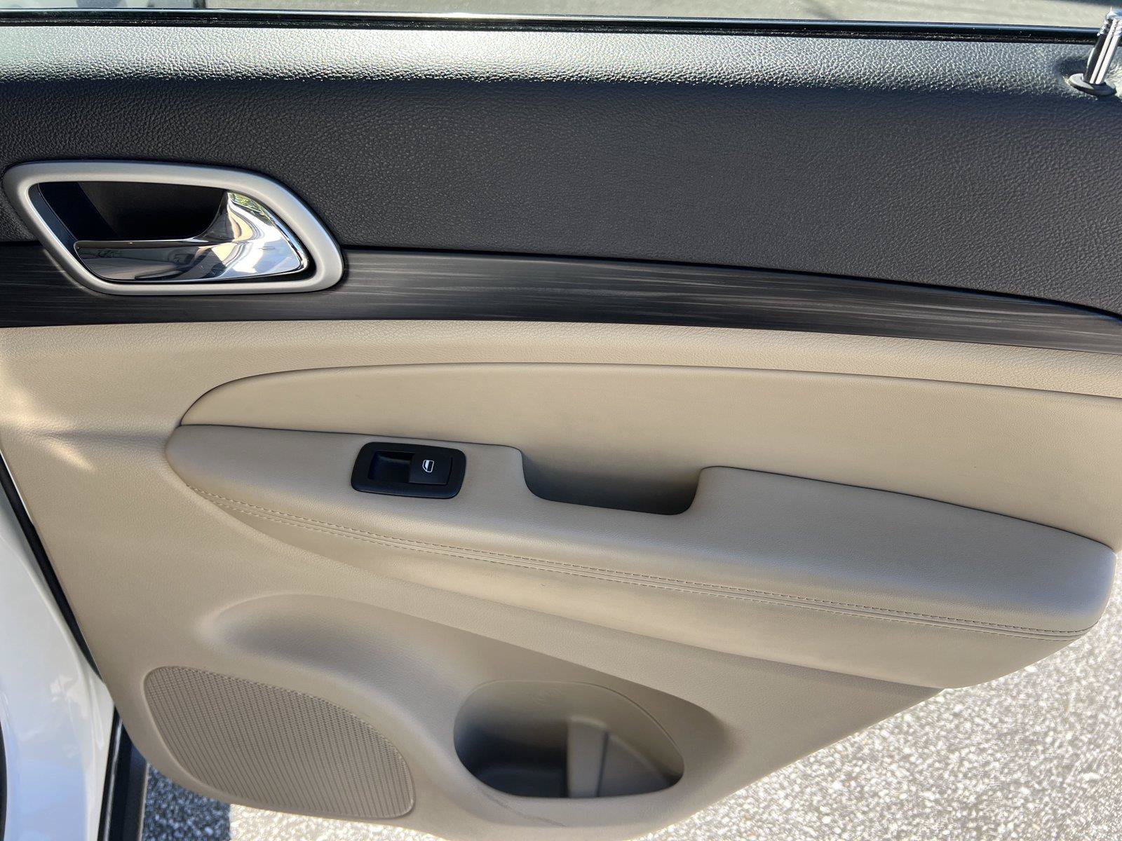 Used 2020 Jeep Grand Cherokee Laredo RWD image 27