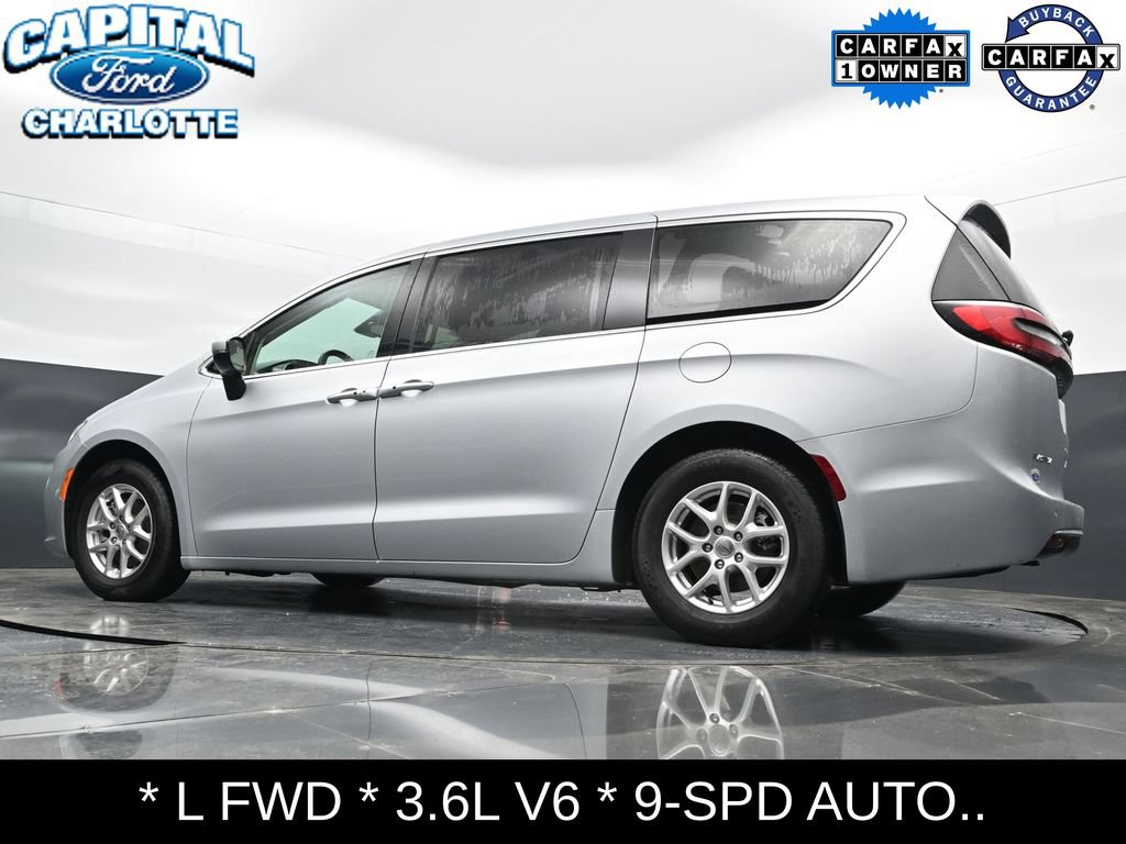 Used 2023 Chrysler Pacifica Touring-L FWD image 23