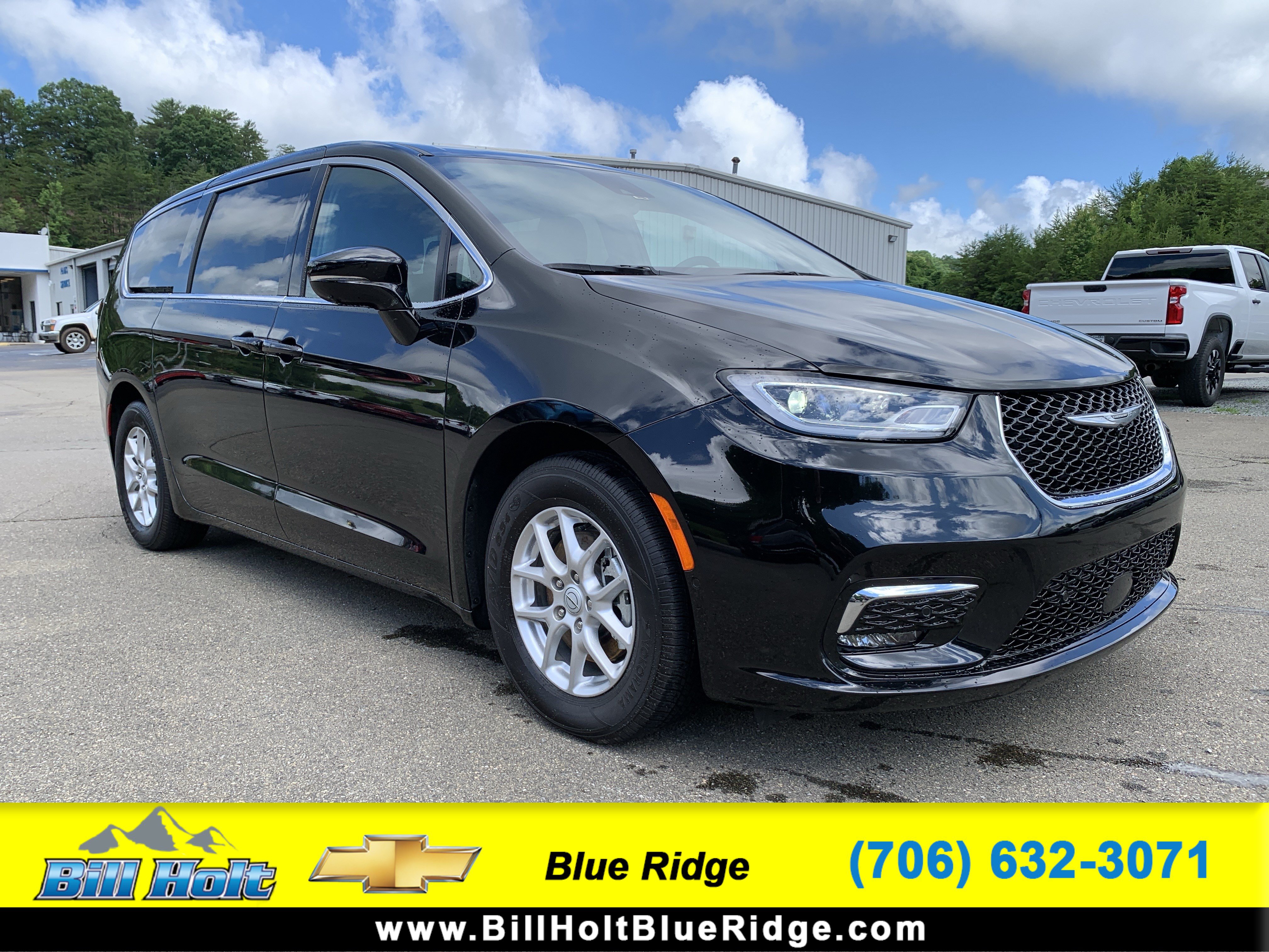 Used 2025 Chrysler Pacifica Select FWD image 9