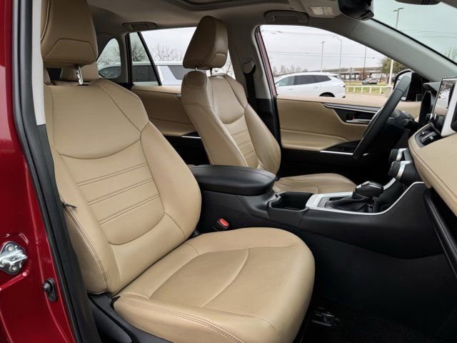 Used 2025 Toyota RAV4 XLE Premium image 31