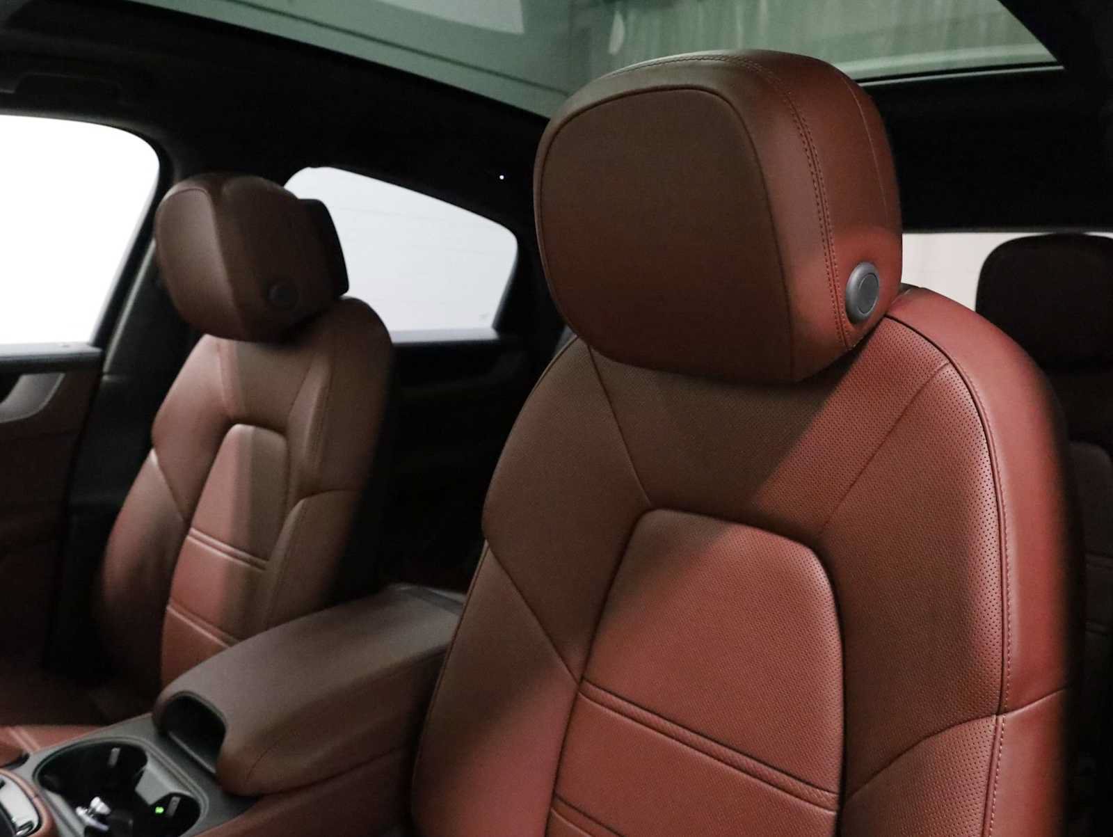 Certified 2024 Porsche Cayenne Turbo AWD/4WD image 19