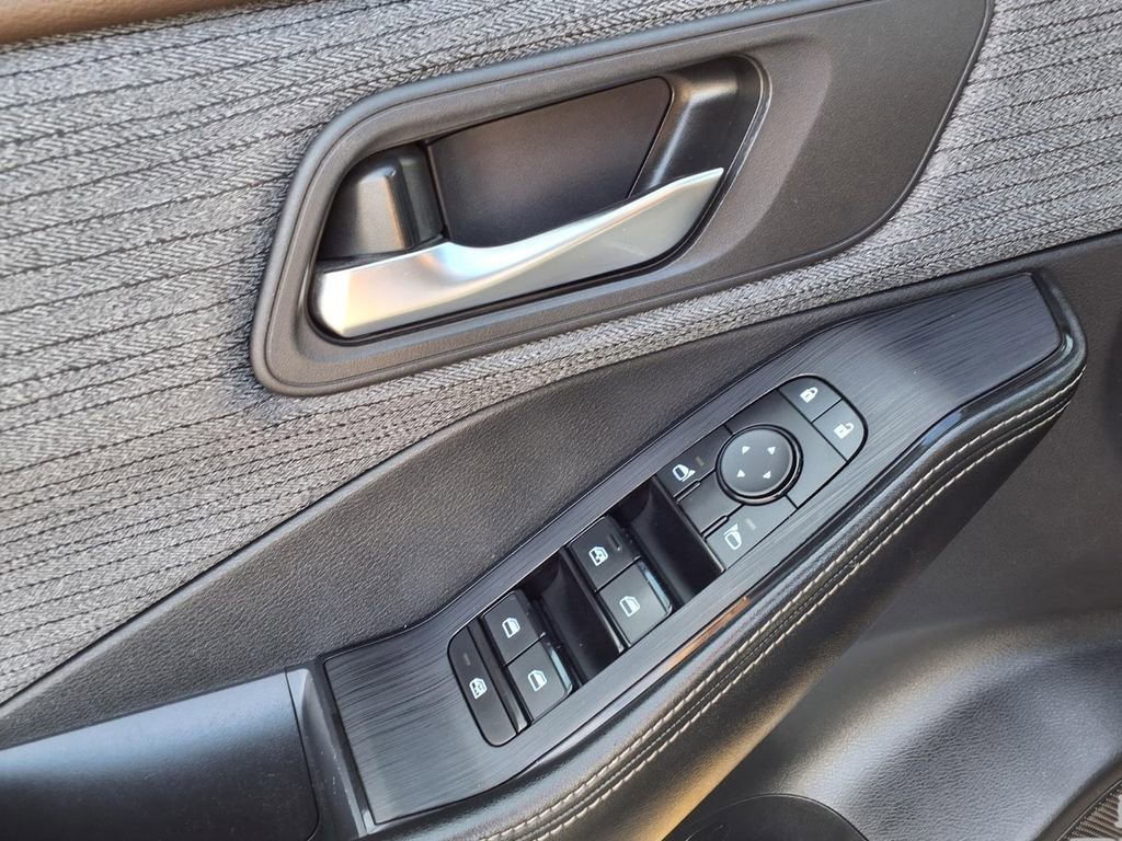 Used 2023 Nissan Rogue SV image 18