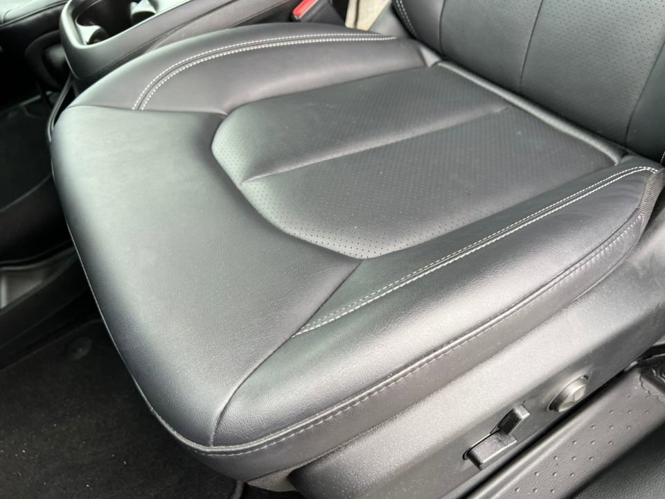 Used 2026 Chrysler Pacifica Select image 12