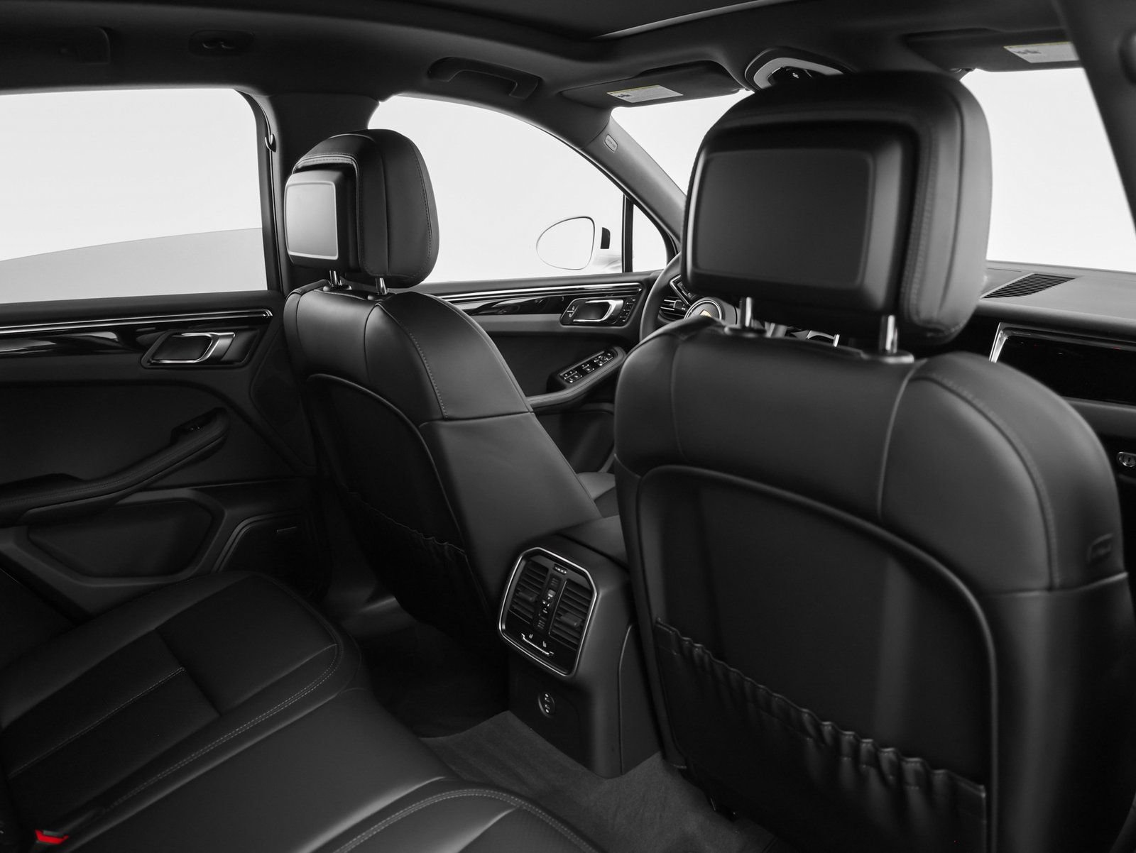 Certified 2025 Porsche Macan AWD/4WD image 25