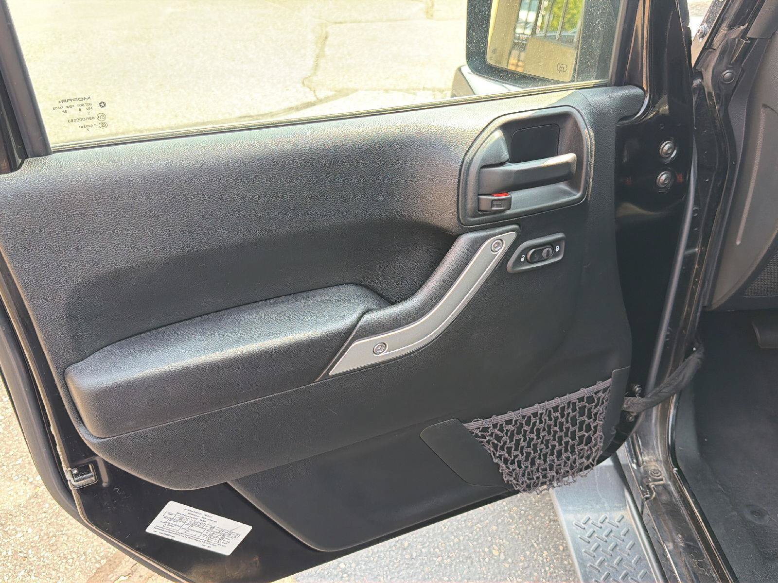 Used 2018 Jeep Wrangler Unlimited Sahara w/ Connectivity Group AWD/4WD image 18