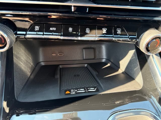 New 2027 Chevrolet Traverse Z71 w/ LPO, Floor Liner Package AWD/4WD image 26