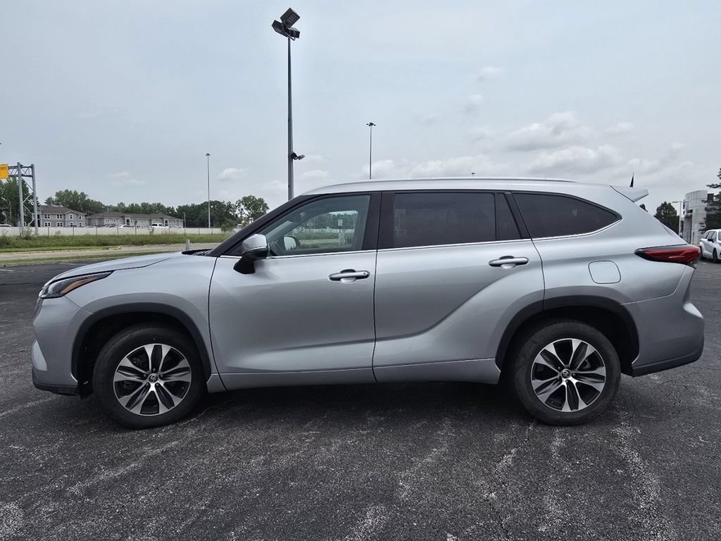 Used 2022 Toyota Highlander XLE FWD image 12