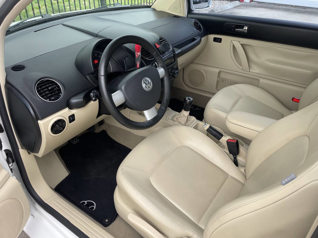 Used 2009 Volkswagen Beetle Base 2dr Coupe 5M image 10