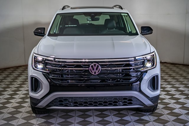 New 2025 Volkswagen Atlas Peak Edition SE image 3