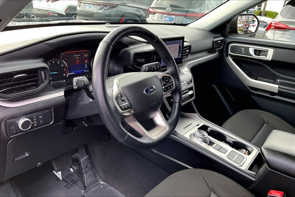 Used 2022 Ford Explorer XLT image 9