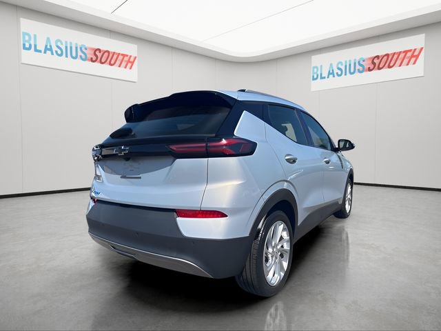 Used 2022 Chevrolet Bolt EUV LT w/ Comfort Package FWD image 3