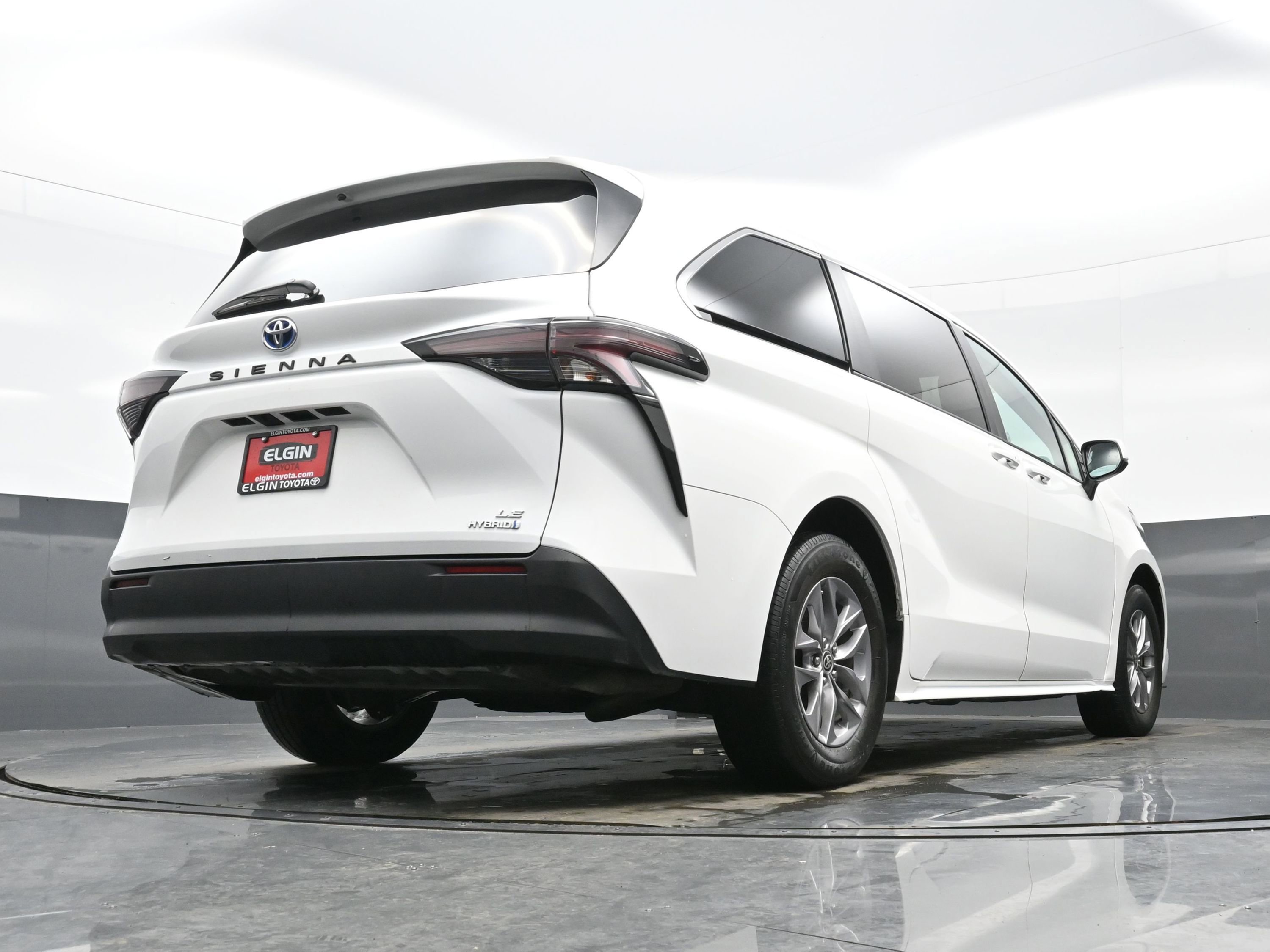Used 2024 Toyota Sienna LE image 32