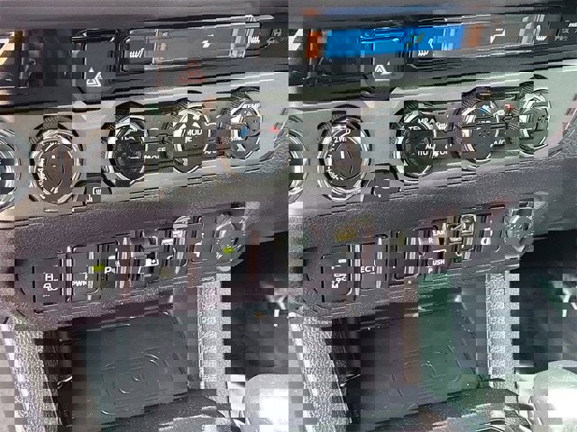 Used 2018 Toyota Tacoma TRD Off-Road image 17