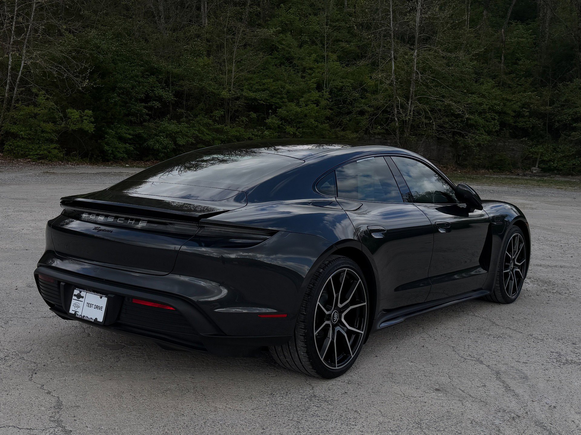 Used 2022 Porsche Taycan image 7