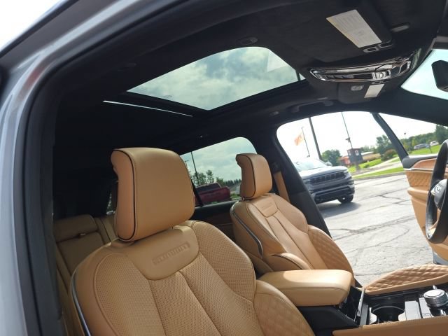 Used 2025 Jeep Grand Cherokee Summit AWD/4WD image 44