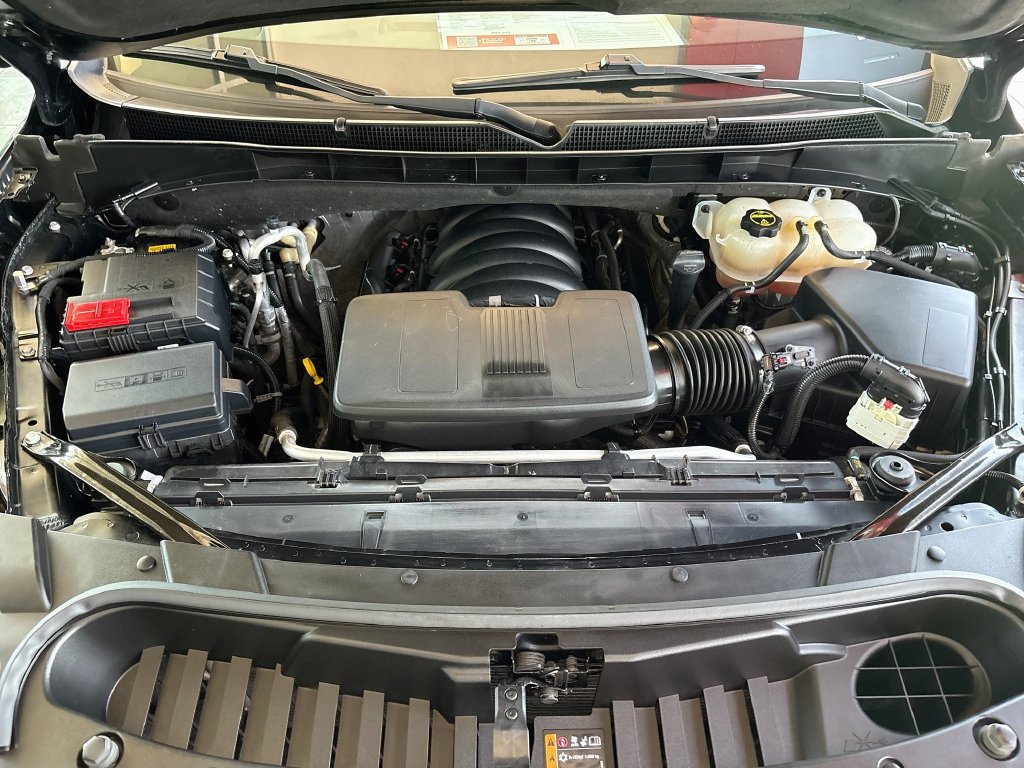 Used 2024 GMC Yukon AT4 w/ Technology Package AWD/4WD image 30