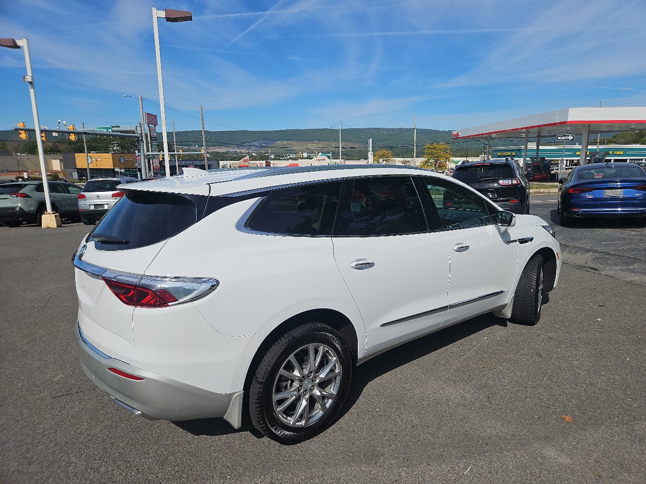 Used 2022 Buick Enclave Premium w/ Experience Buick Package image 3